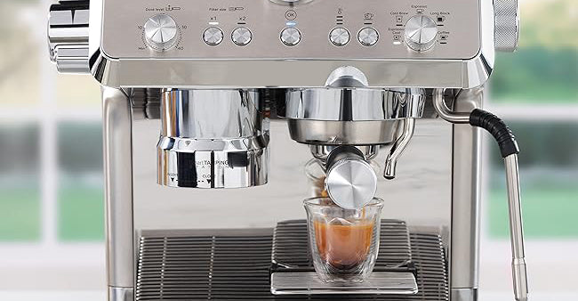 Espresso Machine, optimal for latte art right at home. Achieve the perfect milk texture with milk or your favorite milk alternatives, such as oat, soy and almond.